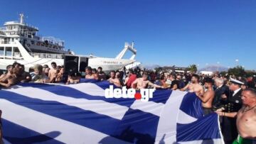 Θεοφάνια - Πάτρα: Άνοιξαν τεράστια ελληνική σημαία και τραγούδησαν τον Εθνικό Ύμνο – Ένας 15χρονος έπιασε τον σταυρό