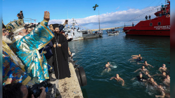 Από τον Πειραιά, στα Τζουμέρκα: Τα Θεοφάνια σε όλη την Ελλάδα σε φωτογραφίες και βίντεο