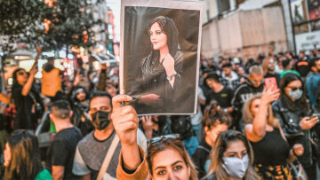 Ε.Ε: Η Ιρανή Μαχσά Αμινί, «σύμβολο ελευθερίας», τιμήθηκε μετά θάνατον με το βραβείο Ζαχάροφ
