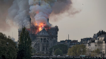 Παναγιά των Παρισίων: Η Μπριζίτ Μακρόν πρότεινε καμπαναριό που θύμιζε «ερεθισμένο φαλλό»