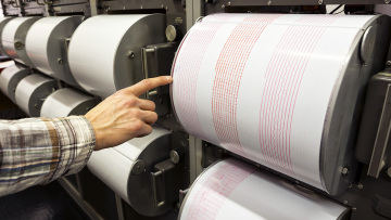 Λέσβος: «Ακούμε τη γη να μουγκρίζει χωρίς να κουνιέται», λένε οι κάτοικοι 