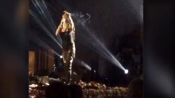 Πάολα: Μετά τον Μπισμπίκη, καπνίζει κι εκείνη στη σκηνή - Δείτε βίντεο