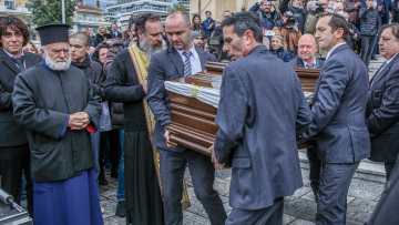 Παναγιώτης Τζένος: Το τελευταίο αντίο στην Πάτρα - Θλίψη στην κηδεία του (φωτογραφίες & βίντεο)