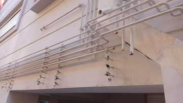 Νέα Σμύρνη: Άνδρας ξηλώνει χαλκοσωλήνες φυσικού αερίου από πολυκατοικία - Δείτε βίντεο