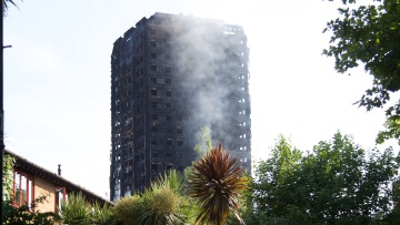 Βρετανία: Με καρκίνο έχουν διαγνωστεί πυροσβέστες που συμμετείχαν στην επιχείρηση στον πύργο Γκρένφελ