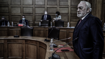 Ειδικό δικαστήριο: Αντιδράσεις μετά τις αποκαλύψεις της γραμματέως Καλογρίτσα ότι «έφευγαν φάκελοι και τσάντες με χρήματα» για τον ΣΥΡΙΖΑ