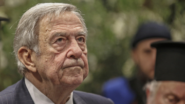 Τέως βασιλιάς Κωνσταντίνος: Ποιοι βουλευτές και υπουργοί θα πάνε στην κηδεία του