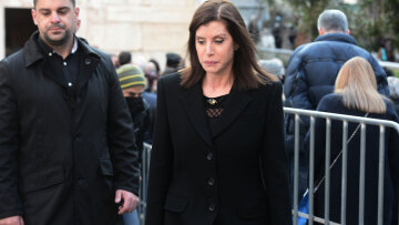 Κηδεία Κωνσταντίνου: Στο παρεκκλήσι της Μητρόπολης η Άννα Μισέλ Ασημακοπούλου με δάκρυα στα μάτια