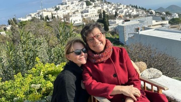 Η Τζένη Μπαλατσινού στην Πάτμο με τη Μαρία Ευθυμίου: «Μια πηγή που ξεχειλίζει από αγάπη»