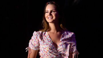 Λάνα Ντελ Ρέι: Ποζάρει τόπλες για το εξώφυλλο του νέου της άλμπουμ 