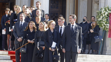 Κηδεία τέως βασιλιά Κωνσταντίνου: Με τον εθνικό ύμνο ο αποχαιρετισμός στη Μητρόπολη 