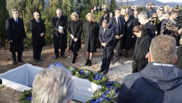Κηδεία τέως βασιλιά Κωνσταντίνου - Guardian: Η Ελλάδα είχε να δει εδώ και δεκαετίες τέτοια συγκέντρωση εστεμμένων