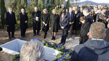 Τέως βασιλιάς Κωνσταντίνος: Με έξι στεφάνια σκεπασμένο το μνήμα του στο Τατόι - Δείτε βίντεο