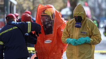 ΣΥΡΙΖΑ: Καρέ-καρέ η ειδική επιχείρηση για την απομάκρυνση του ύποπτου φακέλου με τη λευκή σκόνη