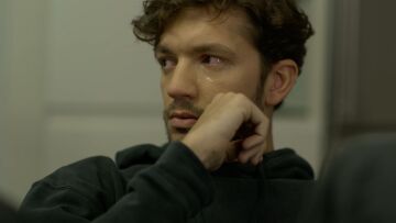 Μαύρο Ρόδο: Η Ελισάβετ ζωγραφίζει το πορτρέτο του δολοφόνου της Αγγελικής και το δίνει στον Πέτρο