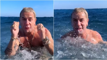 Γιώργος Μαζωνάκης: Κάνει μπάνιο στη θάλασσα - Δείτε βίντεο