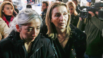 Δίκη Αλκη Καμπανού: «Μισή σπιθαμή είσαι και χτυπούσες το παιδί μου;» - Ξέσπασε στο δικαστήριο η μητέρα του