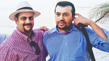 Ποιος είναι ο «Α2» Αρτέμης Αρτεμίου που εμφανίζεται στο SMS Παππά - Οι σχέσεις του με τον ΣΥΡΙΖΑ