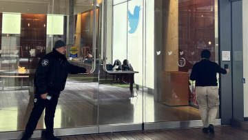 Twitter: Ο Έλον Μασκ βγάζει στο σφυρί γλυπτά, καναπέδες και μηχανές εσπρέσο