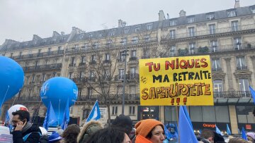 Επεισόδια στο Παρίσι: Χιλιάδες απεργοί στους δρόμους για τις συντάξεις