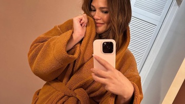 Κρίσι Τέιγκεν: Η πρώτη φωτογραφία του νεογέννητου μωρού της, αγκαλιά με τα μεγαλύτερα παιδιά της