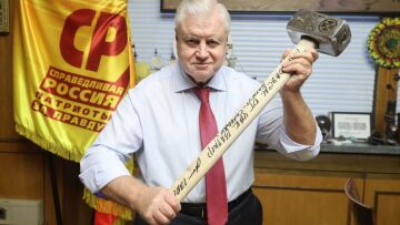 Ρωσία: Πολιτικός φωτογραφίζεται κρατώντας με περηφάνια μια βαριοπούλα-δώρο της Wagner