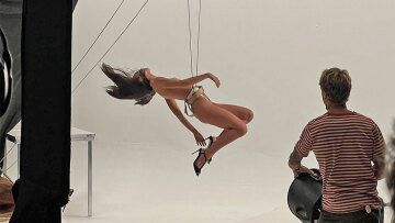 Έμιλι Ραταϊκόφσκι: Κάνει... ακροβατικά ημίγυμνη