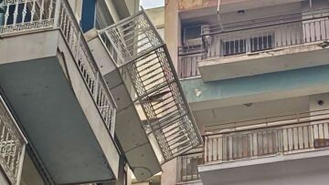 Συγγρού: Από ώρα σε ώρα η αποξήλωση του «αιωρούμενου» μπαλκονιού - Δείτε βίντεο και φωτογραφίες