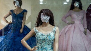 Αφγανιστάν: Καλύπτουν μέχρι και τα κεφάλια από τις κούκλες στις βιτρίνες
