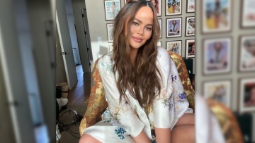 Η Κρίσι Τέιγκεν έδειξε το πρόσωπο της νεογέννητης κόρης της