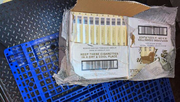 Πειραιάς: Εσώρουχα και συσκευασίες περιτυλίγματος «έκρυβαν» 24 εκατ. λαθραία τσιγάρα