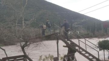 Κακοκαιρία - Αιτωλοακαρνανία: Μαθητές διέσχισαν αιωρούμενη γέφυρα πάνω από τα ορμητικά νερά του ποταμού Ευήνου  - Δείτε φωτογραφίες