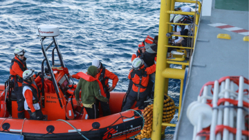 Γιατροί Χωρίς Σύνορα: Σώζουν 230 μετανάστες στη Μεσόγειο - Έλαβαν άδεια να τους αποβιβάσουν στη βόρεια Ιταλία