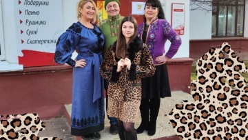 Ουκρανία: Ουκρανοί και Ουκρανές φορούν ρούχα λεοπάρ για να γιορτάσουν την αποστολή Leopard από τη Γερμανία