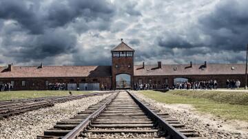 Πολωνία: Ο διευθυντής του Άουσβιτς παρομοιάζει τους νεκρούς στην Ουκρανία με αυτούς του Ολοκαυτώματος