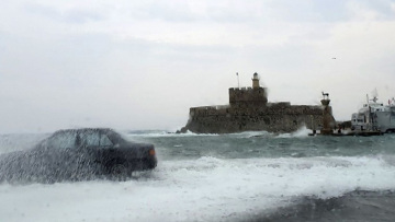 Ρόδος: Ισχυροί άνεμοι μέχρι και 10 μποφόρ «χτυπούν» το νησί - Δείτε βίντεο
