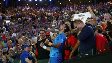 Ο Τζόκοβιτς σκαρφάλωσε στην κερκίδα και ξέσπασε σε κλάματα - Δείτε βίντεο