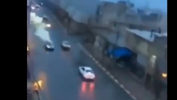 Βίντεο: Κεραυνός χτυπά εν κινήσει αυτοκίνητο - Περαστικοί τρέχουν να βοηθήσουν τους επιβαίνοντες