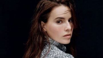 Η Ελληνοαμερικανίδα του «Emily in Paris» στο Marie Claire: «Πας στη λαϊκή ή σε ένα μαγαζί και ακούς: "Ψιτ", "Κοριτσάκι", "Κοπελιά"»