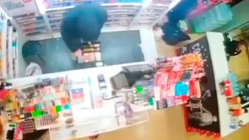 Βίντεο - ντοκουμέντο: Μπούκαραν σε ψιλικατζίδικο στη Θεσσαλονίκη, απείλησαν με μαχαίρι και άρπαξαν 500 ευρώ!