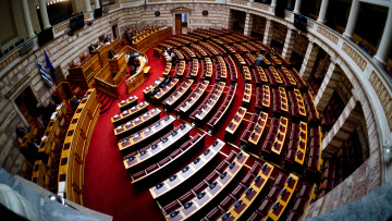 Βουλή: Σφοδρή αντιπαράθεση για τον «ανένδοτο» του ΣΥΡΙΖΑ