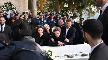 Πτώση Phantom F-4: Ο σπαραγμός των γονιών του υποσμηναγού Τουρούτσικα στην ταφή του - Δείτε φωτογραφίες