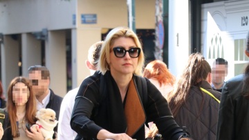 Η Σία Κοσιώνη με ηλεκτρικό πατίνι στο κέντρο της Αθήνας - Η στυλάτη εμφάνιση παρέα με τον γιο της (εικόνες)