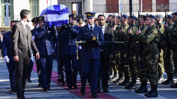 Πτώση Phantom F-4: «Παιδί μου!» - Η κραυγή του πατέρα του Τουρούτσικα όταν έφτασε το φέρετρο - Βίντεο