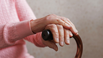 Μέθυσε και χτυπούσε επί δυο ημέρες την ηλικιωμένη μητέρα του