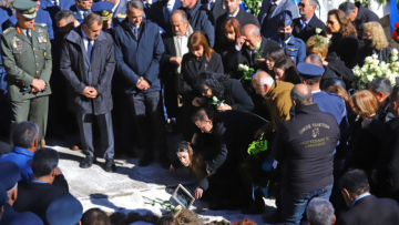 Ευστάθιος Τσιτλακίδης: Η στιγμή που η αρραβωνιαστικιά του καταρρέει πάνω από τον τάφο του σμηναγού