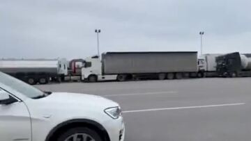 Κακοκαιρία «Μπάρμπαρα» - Θεσσαλονίκη: Πάνω από 150 νταλίκες ακινητοποιημένες στα διόδια Μαλγάρων - Δείτε βίντεο