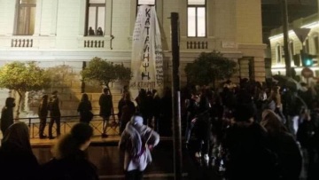 Υπό κατάληψη το Εθνικό Θέατρο από σπουδαστές δραματικών σχολών