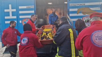 Θεσσαλονίκη: Εκπαιδευμένοι εθελοντές διασώστες ξεκινούν με σκυλιά και ειδικά drone για Τουρκία