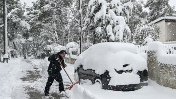 Καιρός: Μήνυμα του 112 σε Εύβοια, Βοιωτία και Φθιώτιδα - Σε ποιες περιοχές της Αττικής χιονίζει 